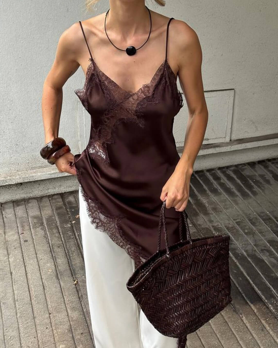 Ασύμμετρο Σατέν Φόρεμα Cocktail με Δαντέλα — Κομψή Γραμμή V-Λαιμού | Desfino