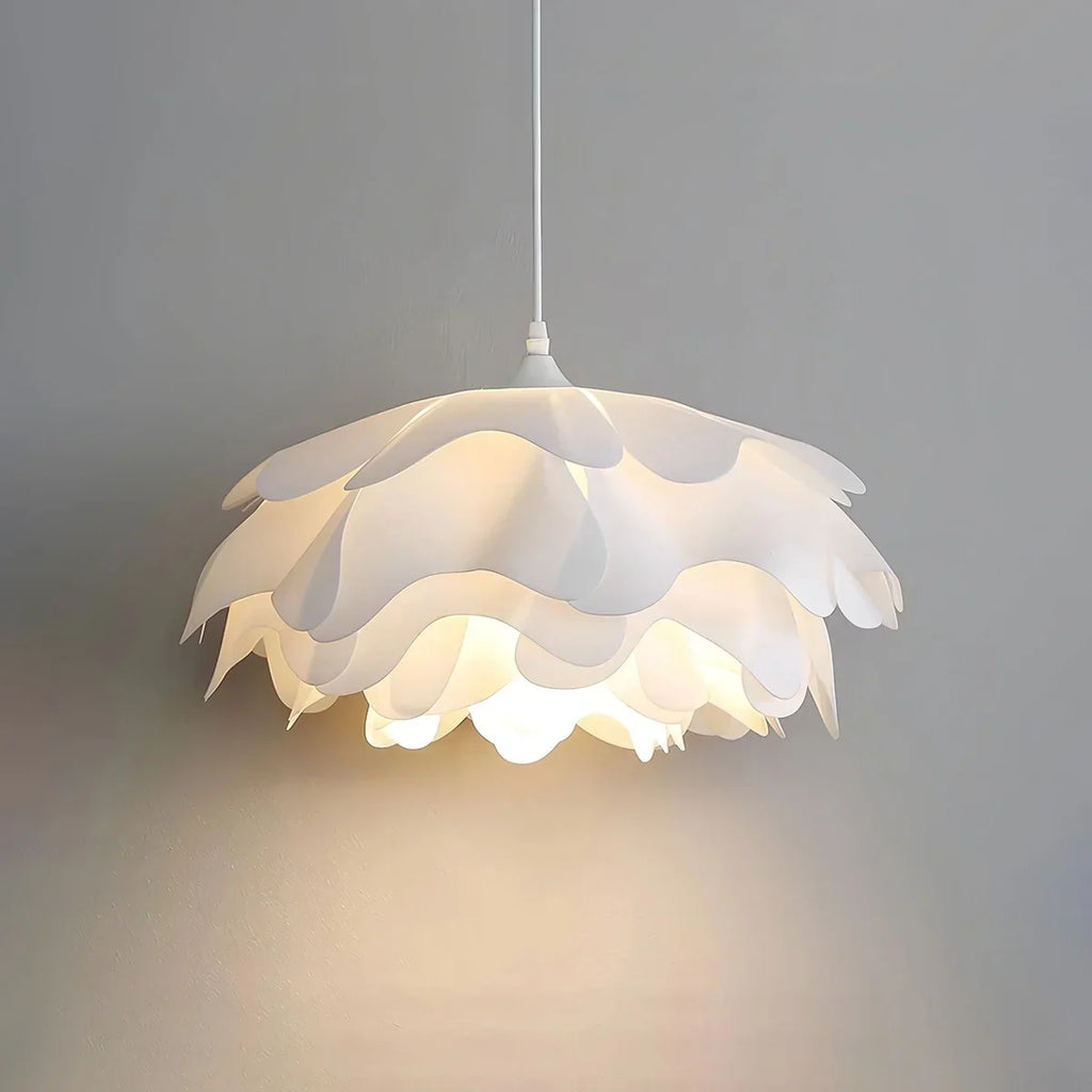 Weiße Pendelleuchte in Blumenform für das Schlafzimmer | Desfino