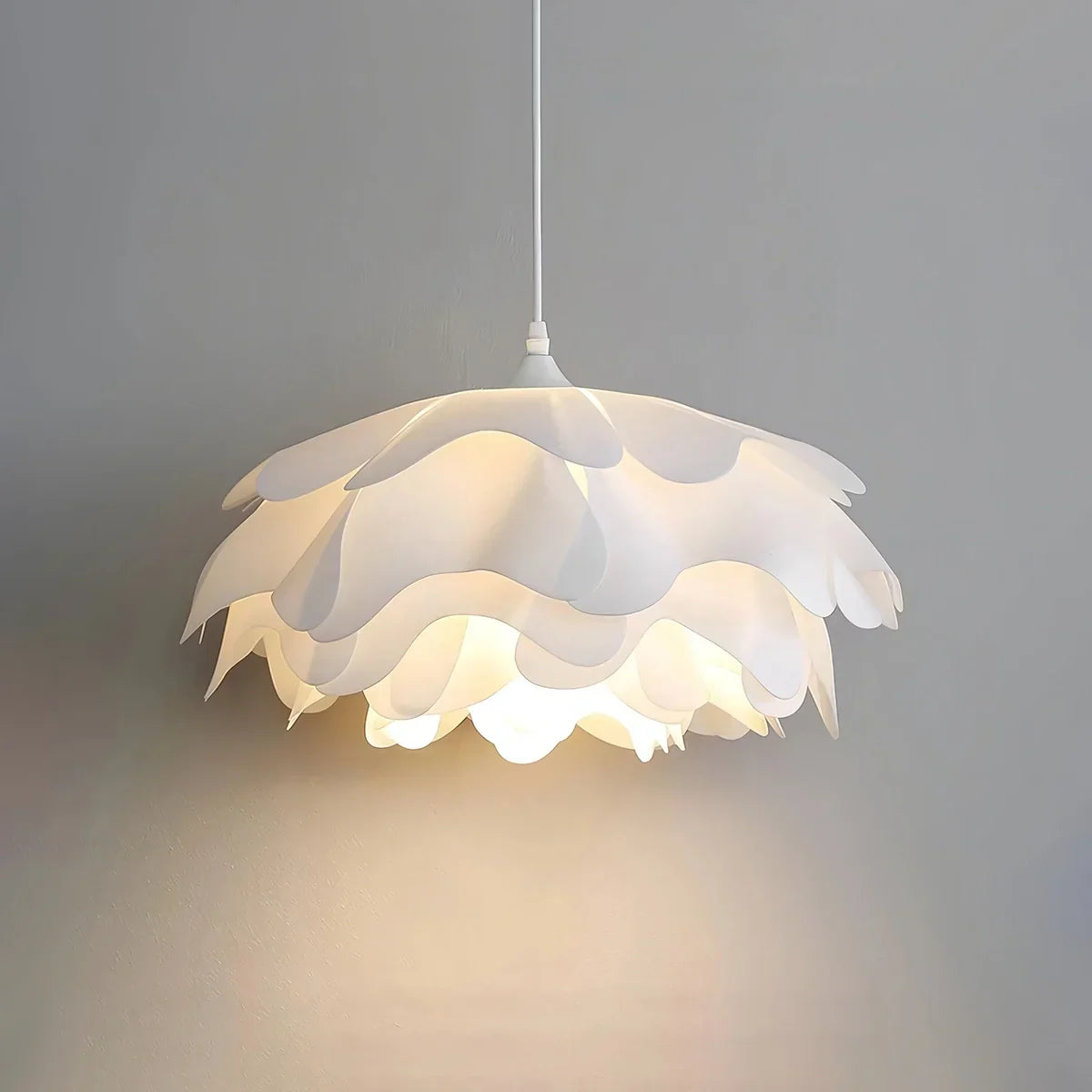 Weiße Pendelleuchte in Blumenform für das Schlafzimmer | Desfino