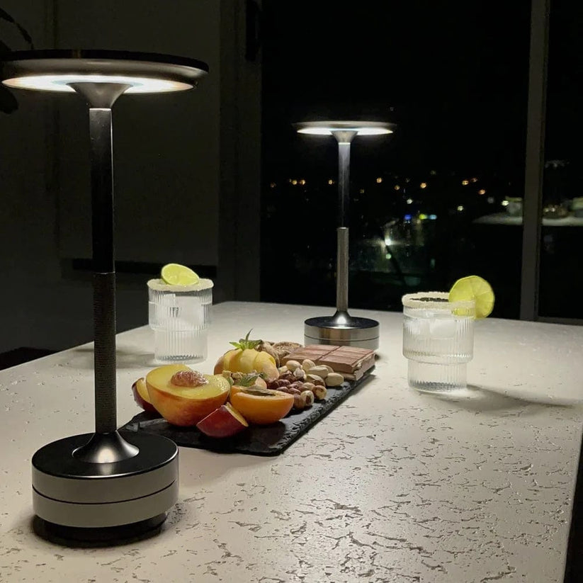 Lámpara de mesa LED recargable e inalámbrica — Regulador táctil, metal moderno - Desfino