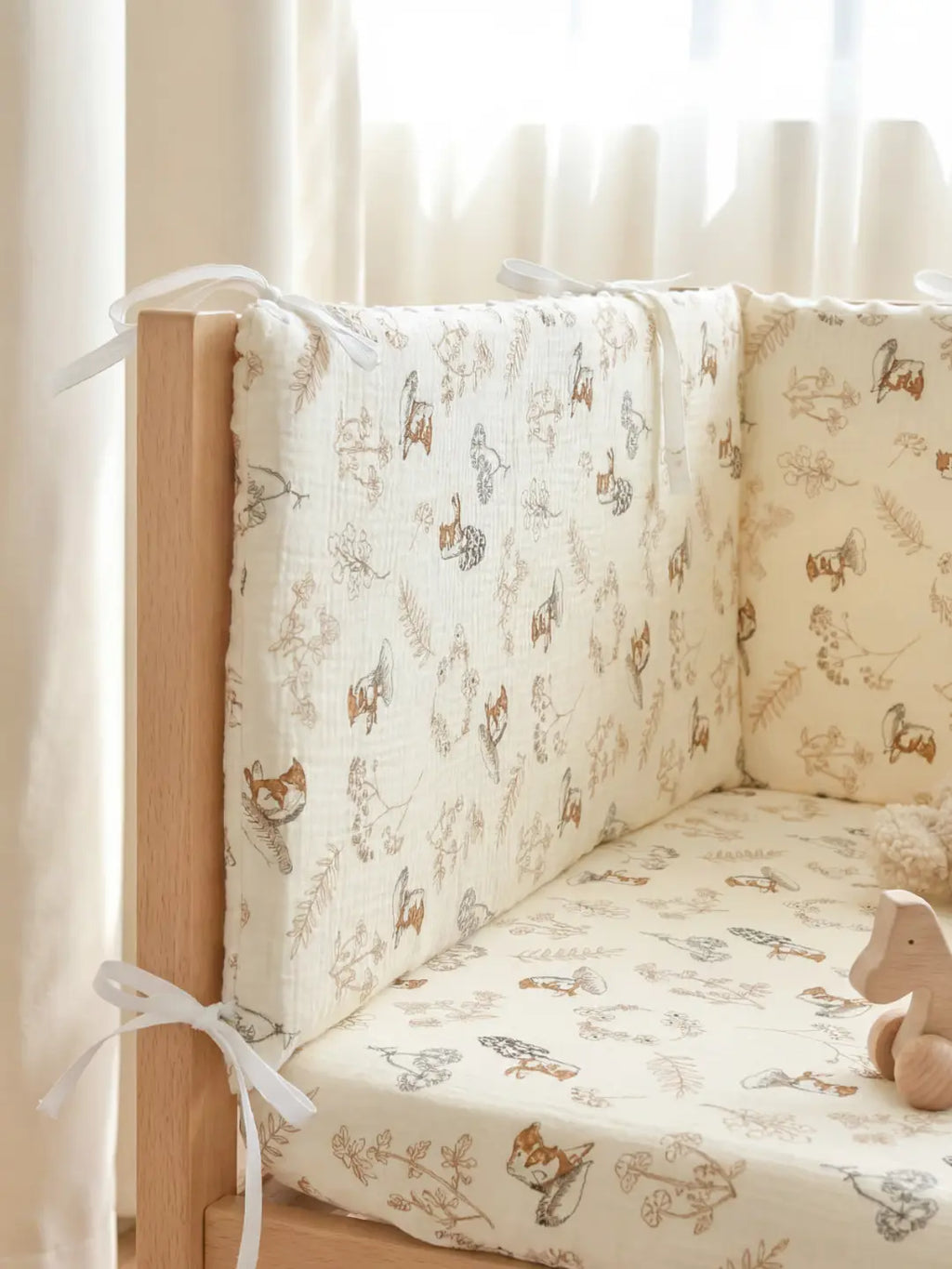 Wende-Nestchenschutz für das Babybett aus Baumwolle und Minky-Stoff