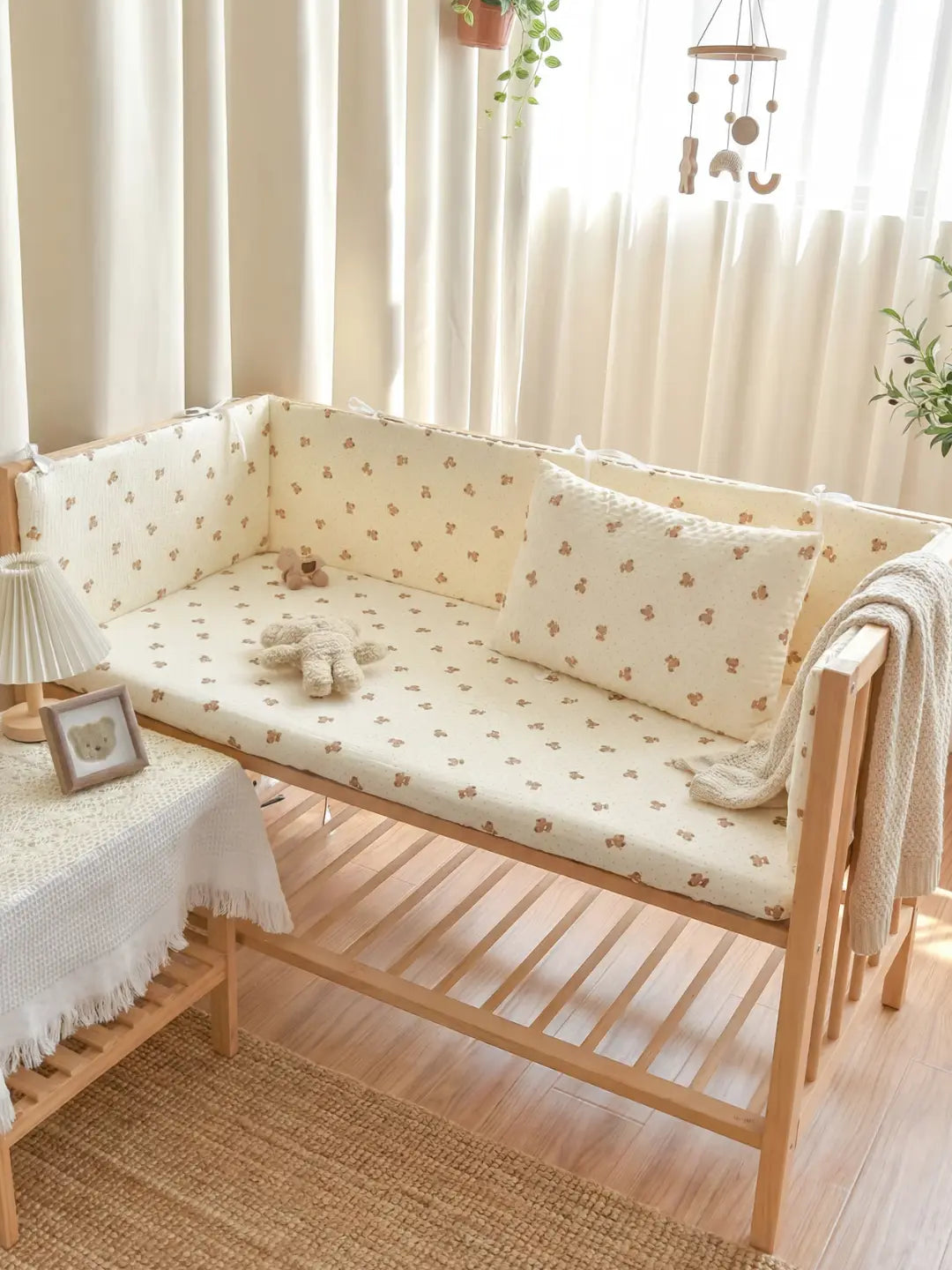 Wende-Nestchenschutz für das Babybett aus Baumwolle und Minky-Stoff