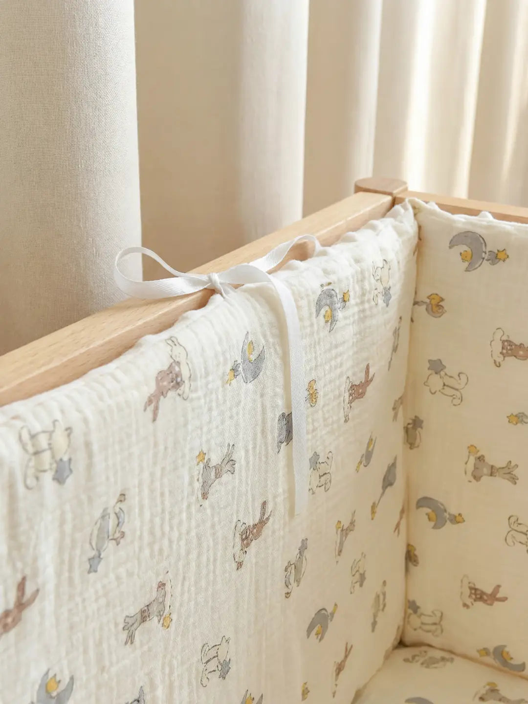 Wende-Nestchenschutz für das Babybett aus Baumwolle und Minky-Stoff