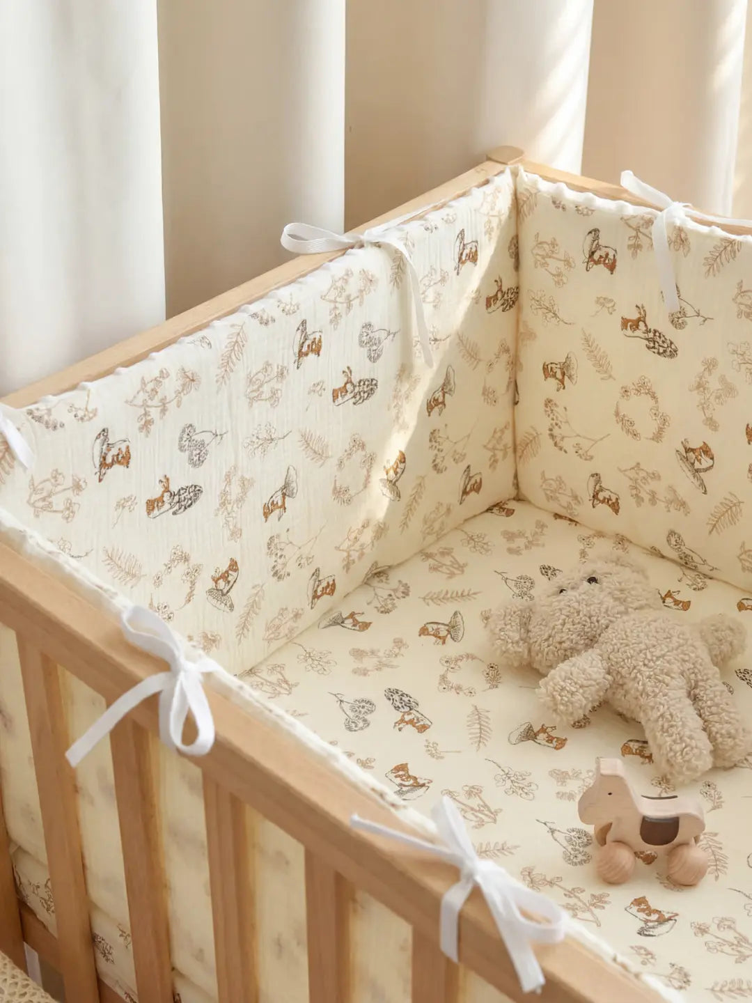 Wende-Nestchenschutz für das Babybett aus Baumwolle und Minky-Stoff