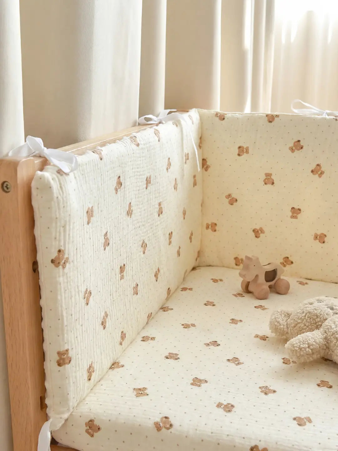 Wende-Nestchenschutz für das Babybett aus Baumwolle und Minky-Stoff