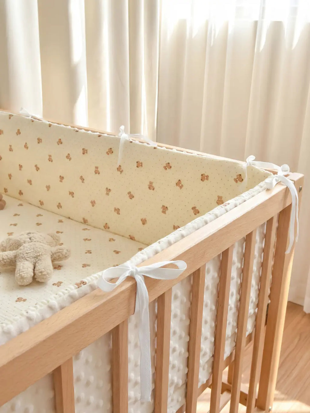 Wende-Nestchenschutz für das Babybett aus Baumwolle und Minky-Stoff