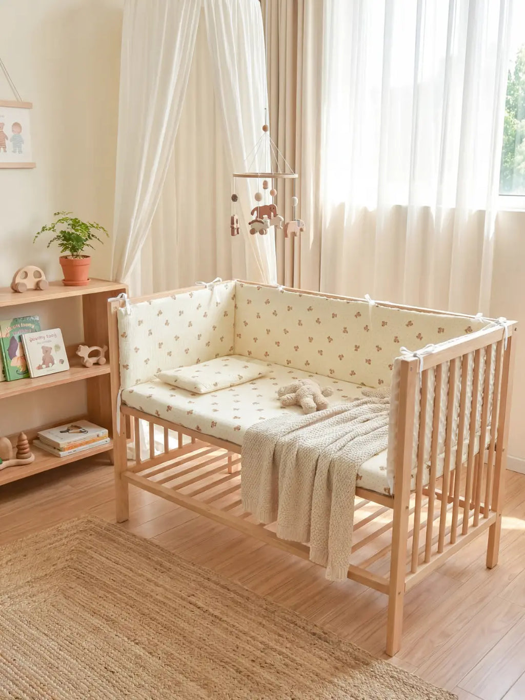 Wende-Nestchenschutz für das Babybett aus Baumwolle und Minky-Stoff