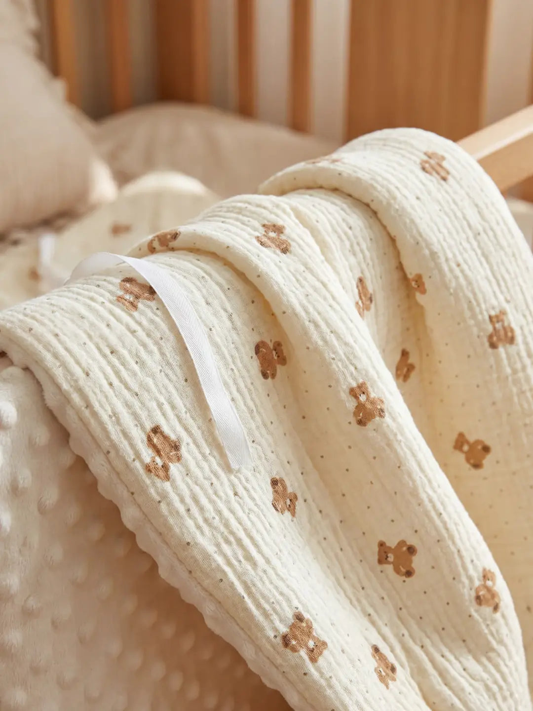 Wende-Nestchenschutz für das Babybett aus Baumwolle und Minky-Stoff
