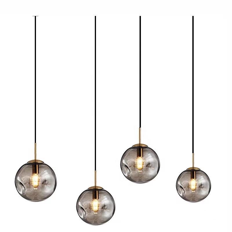 Závěsné svítidlo Aurelle se zlatou skleněnou koulí — moderní design - Desfino