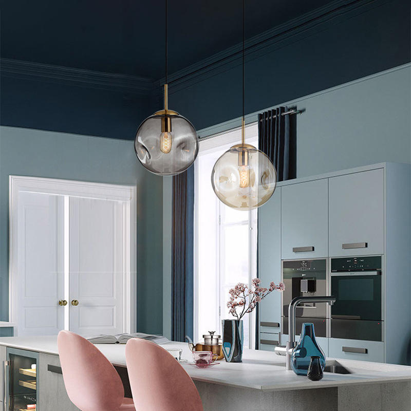Závěsné svítidlo Aurelle se zlatou skleněnou koulí — moderní design - Desfino
