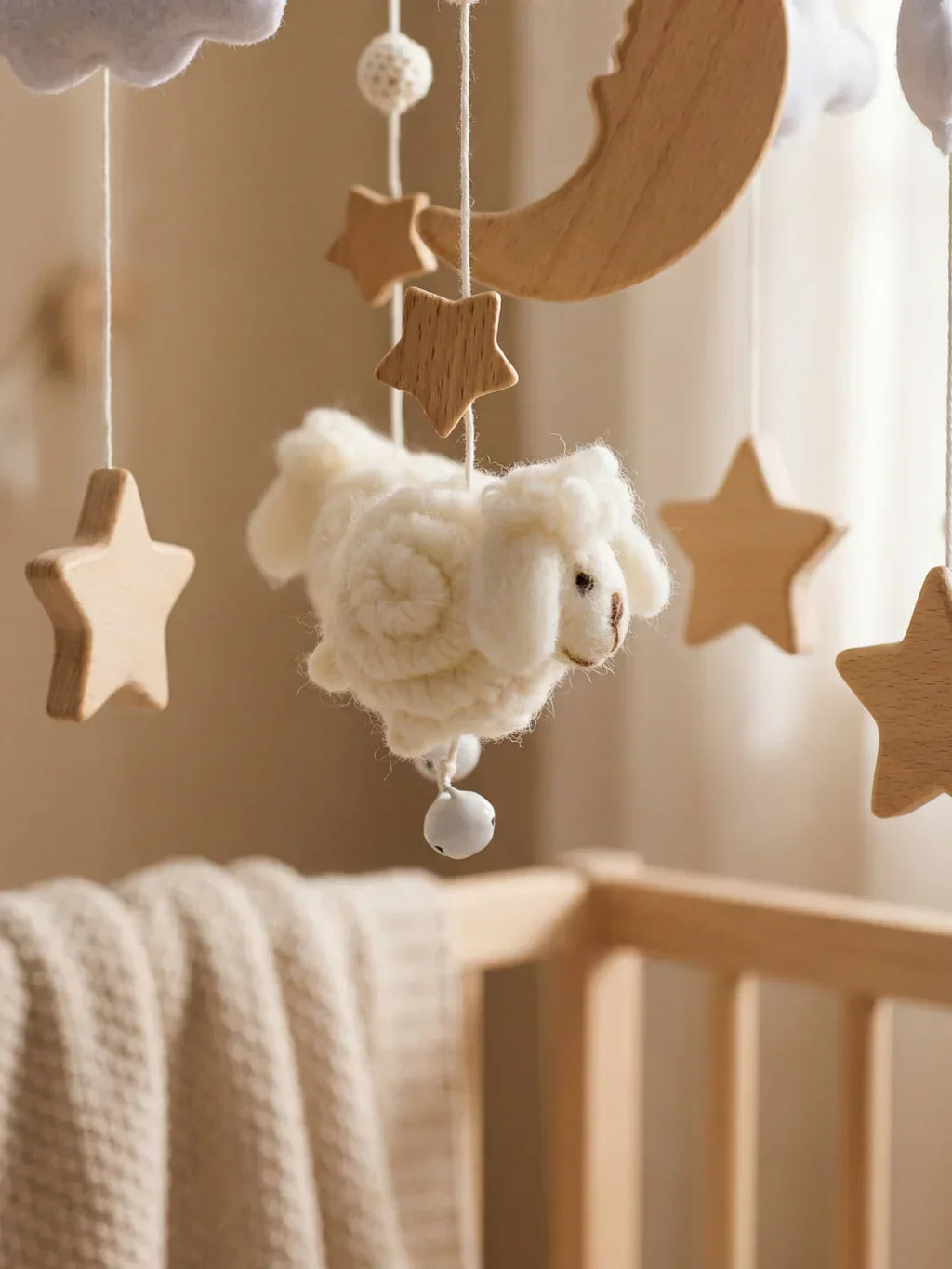 Hölzernes Babymobile – langsam schwingender Hän­ge­schmuck